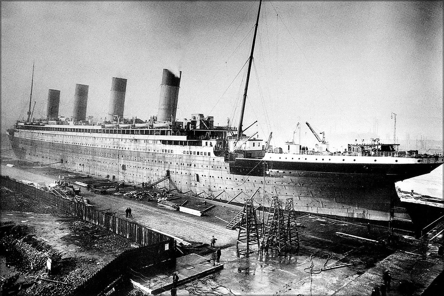 24"x36" Gallery Poster, Titanic under construction 1909-1912
