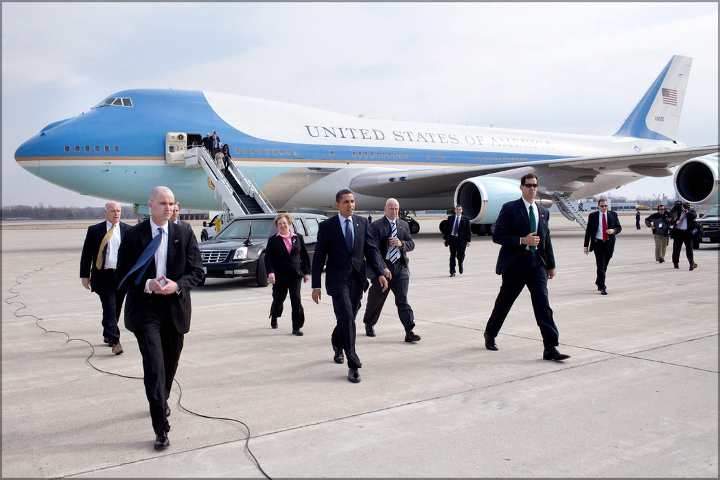 Poster, Many Sizes Available; 2009 04 27 President Arrives At Columbus Ohio Airport With Secret Service Detail