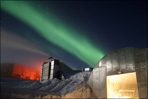 Poster, Many Sizes Available; Aurora Australius Amundsen-Scott South Pole Station During The Long Antarctic Night