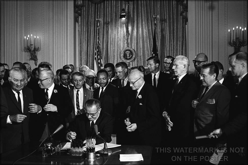 Poster, Many Sizes Available; 1964 Civil Rights Act Signing President Lyndon B. Johnson Signs The 1964 Civil Rights Act As Martin Luther Kin